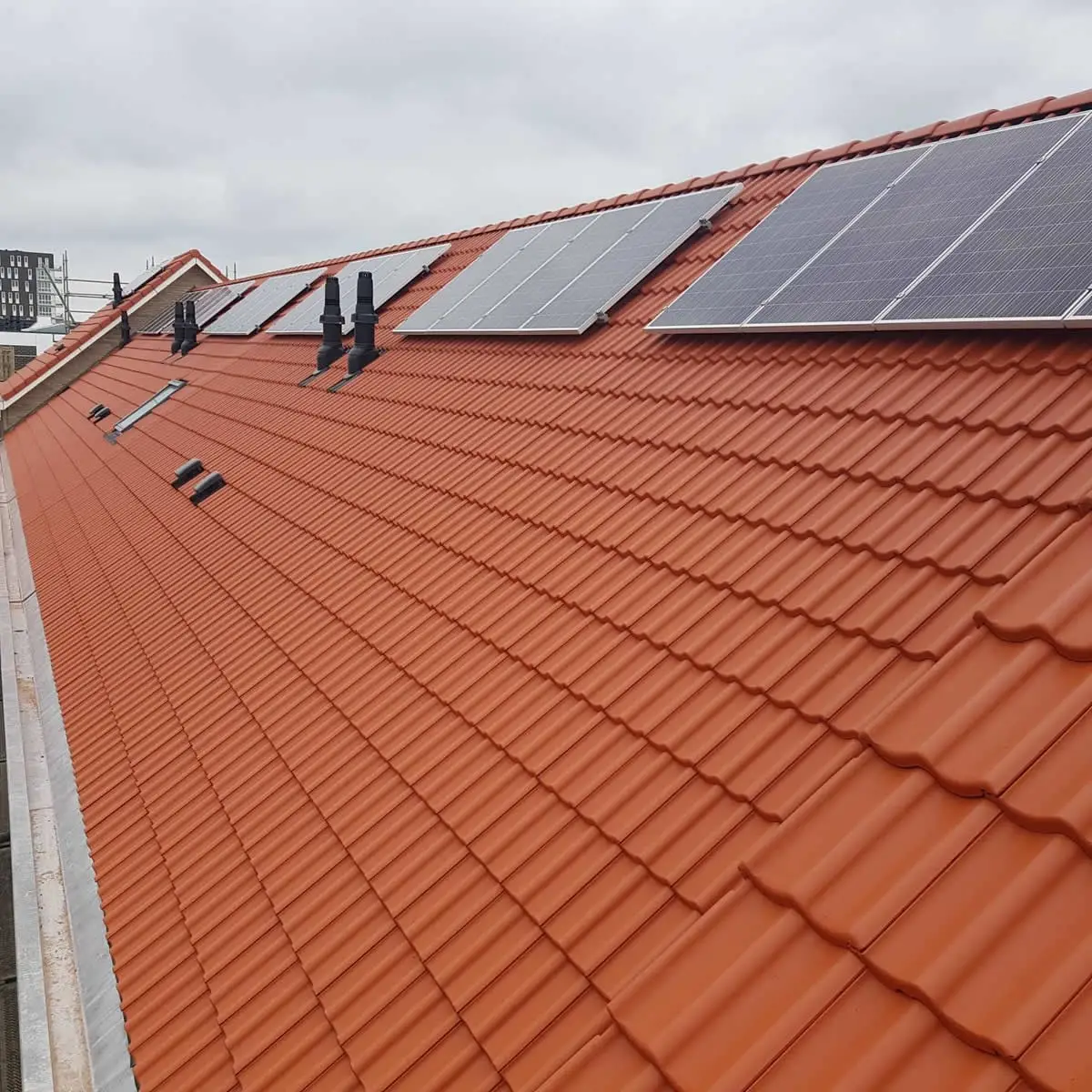Dakpannen coaten van acht woningen in Almere
