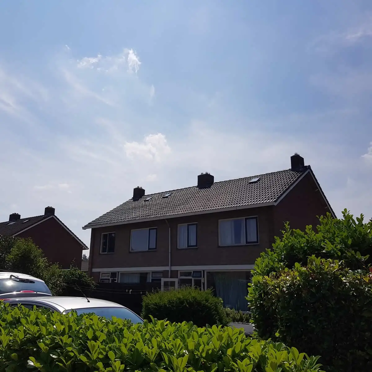 Dakpannen reinigen en coaten in harderwijk voor woningcooperatie UWOON