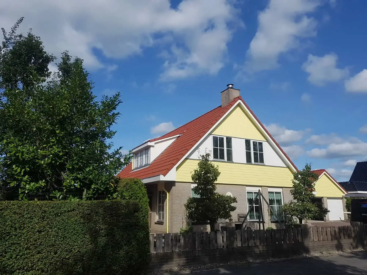 Opeinde Woonhuis in de rode dakcoating gezet.