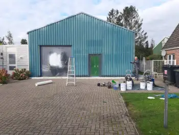 In Veendam een bedrijfsloods voorzien van gevelcoating.
