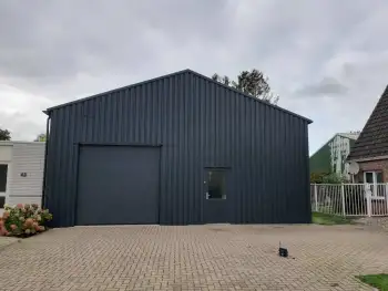In Veendam een bedrijfsloods voorzien van gevelcoating.