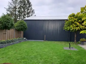 In Veendam een bedrijfsloods voorzien van gevelcoating.