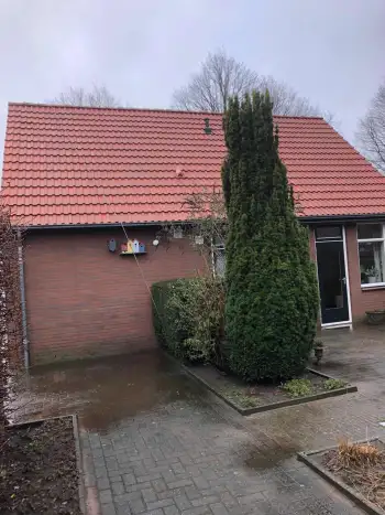 In Vledderveen een pannendak geheeld schoon gespoten In Vledderveen een pannendak geheeld schoon gespoten