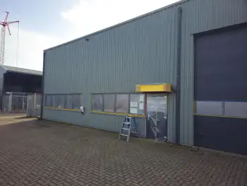Velgsib - bedrijfspand coaten in Stadskanaal doormiddel van coating op de gevel spuiten.