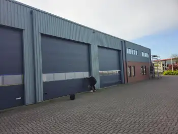 Velgsib - bedrijfspand coaten in Stadskanaal doormiddel van coating op de gevel spuiten.