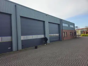 Velgsib - bedrijfspand coaten in Stadskanaal doormiddel van coating op de gevel spuiten.