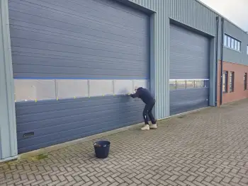 Velgsib - bedrijfspand coaten in Stadskanaal doormiddel van coating op de gevel spuiten.