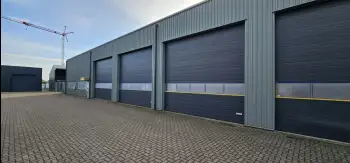 Velgsib - bedrijfspand coaten in Stadskanaal doormiddel van coating op de gevel spuiten.
