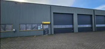 Velgsib - bedrijfspand coaten in Stadskanaal doormiddel van coating op de gevel spuiten.