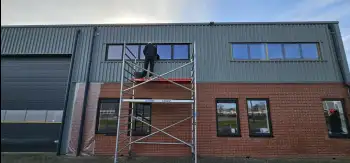 Velgsib - bedrijfspand coaten in Stadskanaal doormiddel van coating op de gevel spuiten.