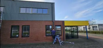 Velgsib - bedrijfspand coaten in Stadskanaal doormiddel van coating op de gevel spuiten.