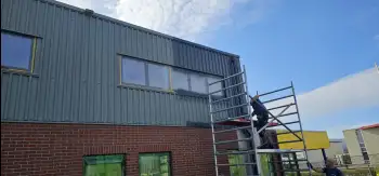Velgsib - bedrijfspand coaten in Stadskanaal doormiddel van coating op de gevel spuiten.