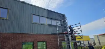 Velgsib - bedrijfspand coaten in Stadskanaal doormiddel van coating op de gevel spuiten.