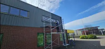 Velgsib - bedrijfspand coaten in Stadskanaal doormiddel van coating op de gevel spuiten.