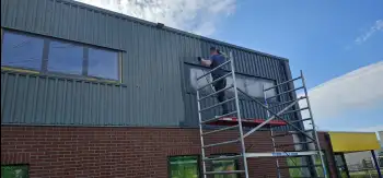 Velgsib - bedrijfspand coaten in Stadskanaal doormiddel van coating op de gevel spuiten.