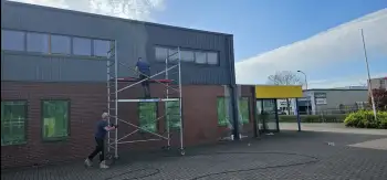 Velgsib - bedrijfspand coaten in Stadskanaal doormiddel van coating op de gevel spuiten.