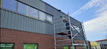 Velgsib - bedrijfspand coaten in Stadskanaal doormiddel van coating op de gevel spuiten.