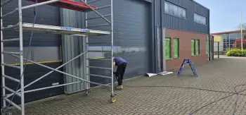 Velgsib - bedrijfspand coaten in Stadskanaal doormiddel van coating op de gevel spuiten.