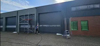 Velgsib - bedrijfspand coaten in Stadskanaal doormiddel van coating op de gevel spuiten.