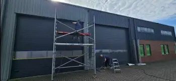 Velgsib - bedrijfspand coaten in Stadskanaal doormiddel van coating op de gevel spuiten.