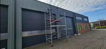 Velgsib - bedrijfspand coaten in Stadskanaal doormiddel van coating op de gevel spuiten.