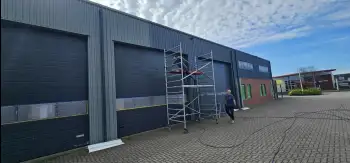 Velgsib - bedrijfspand coaten in Stadskanaal doormiddel van coating op de gevel spuiten.