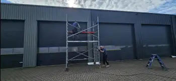 Velgsib - bedrijfspand coaten in Stadskanaal doormiddel van coating op de gevel spuiten.