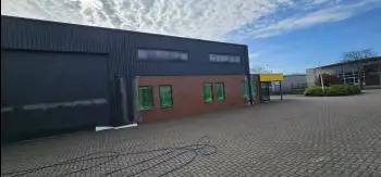 Velgsib - bedrijfspand coaten in Stadskanaal doormiddel van coating op de gevel spuiten.