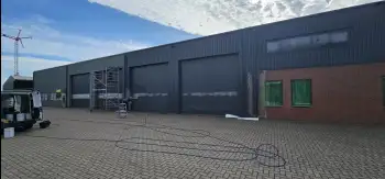 Velgsib - bedrijfspand coaten in Stadskanaal doormiddel van coating op de gevel spuiten.