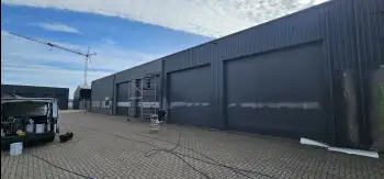 Velgsib - bedrijfspand coaten in Stadskanaal doormiddel van coating op de gevel spuiten.