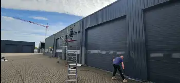 Velgsib - bedrijfspand coaten in Stadskanaal doormiddel van coating op de gevel spuiten.