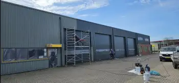 Velgsib - bedrijfspand coaten in Stadskanaal doormiddel van coating op de gevel spuiten.