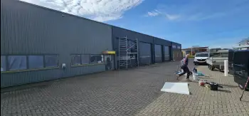 Velgsib - bedrijfspand coaten in Stadskanaal doormiddel van coating op de gevel spuiten.