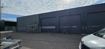 Velgsib - bedrijfspand coaten in Stadskanaal doormiddel van coating op de gevel spuiten.