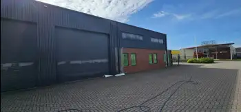 Velgsib - bedrijfspand coaten in Stadskanaal doormiddel van coating op de gevel spuiten.