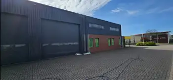 Velgsib - bedrijfspand coaten in Stadskanaal doormiddel van coating op de gevel spuiten.