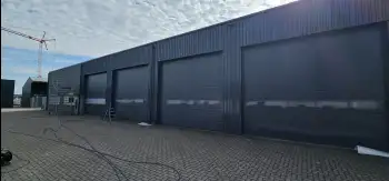 Velgsib - bedrijfspand coaten in Stadskanaal doormiddel van coating op de gevel spuiten.