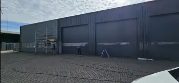 Velgsib - bedrijfspand coaten in Stadskanaal doormiddel van coating op de gevel spuiten.