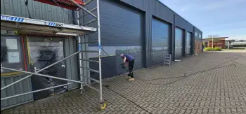 Velgsib - bedrijfspand coaten in Stadskanaal doormiddel van coating op de gevel spuiten.