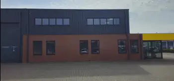 Velgsib - bedrijfspand coaten in Stadskanaal doormiddel van coating op de gevel spuiten.