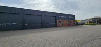 Velgsib - bedrijfspand coaten in Stadskanaal doormiddel van coating op de gevel spuiten.