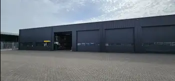 Velgsib - bedrijfspand coaten in Stadskanaal doormiddel van coating op de gevel spuiten.