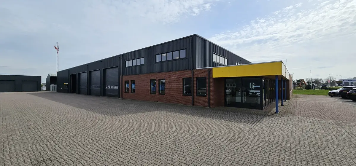 Velgsib - bedrijfspand coaten in Stadskanaal doormiddel van coating op de gevel spuiten.