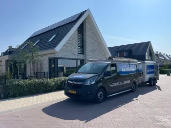 Herstel van drukpunten op nieuwe dakpannen door coating in Zevenbergen