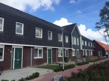 Voor een opdrachtgever hebben we 2300 nokpannen op bestaande woningen van een coating voorzien