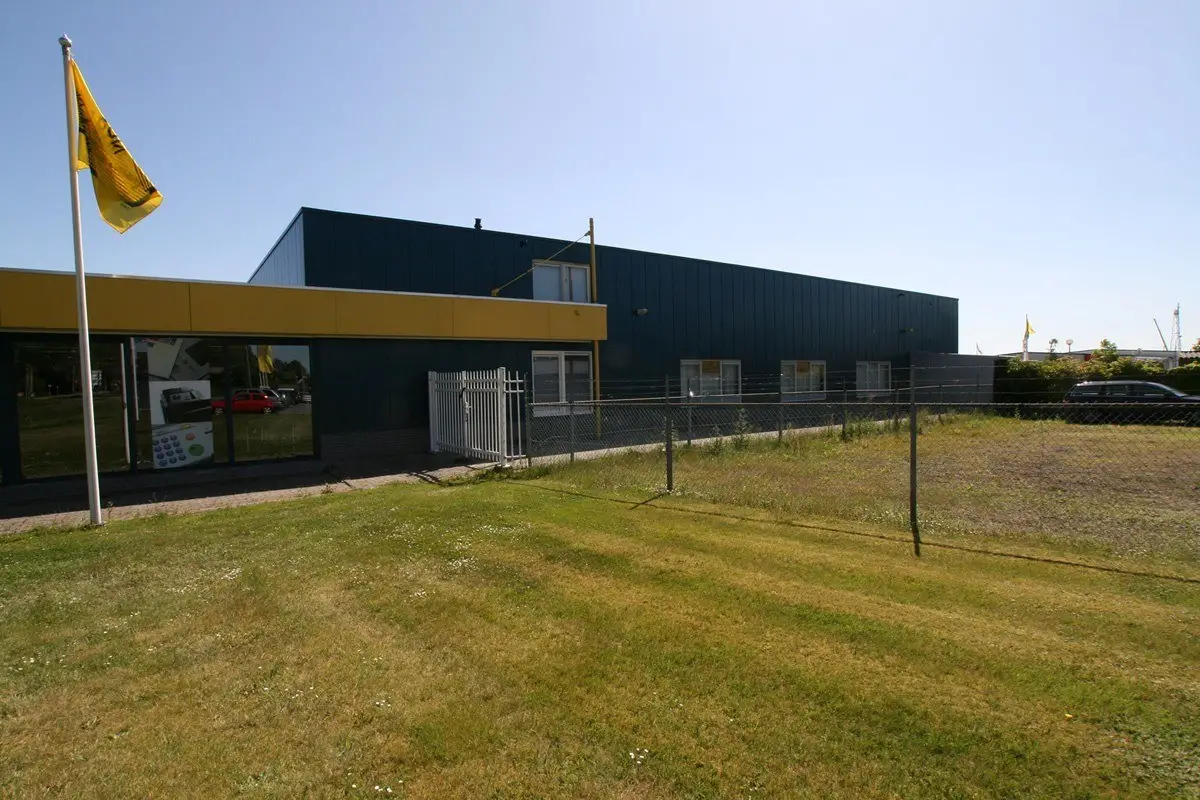 Van der Laan in Stadskanaal het pand voorzien van coating.